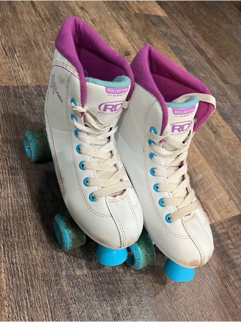 RD Roller Derby White Roller Skates with Pink Liner and Turquoise Wheels